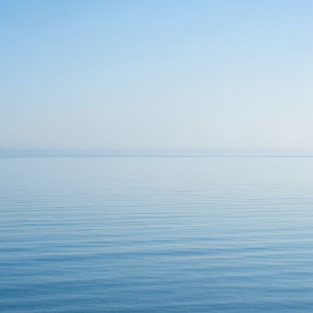 Pemandangan laut yang tenang